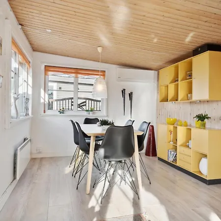Stunning In Bjert With House Sea View Holiday home Binderup Strand
